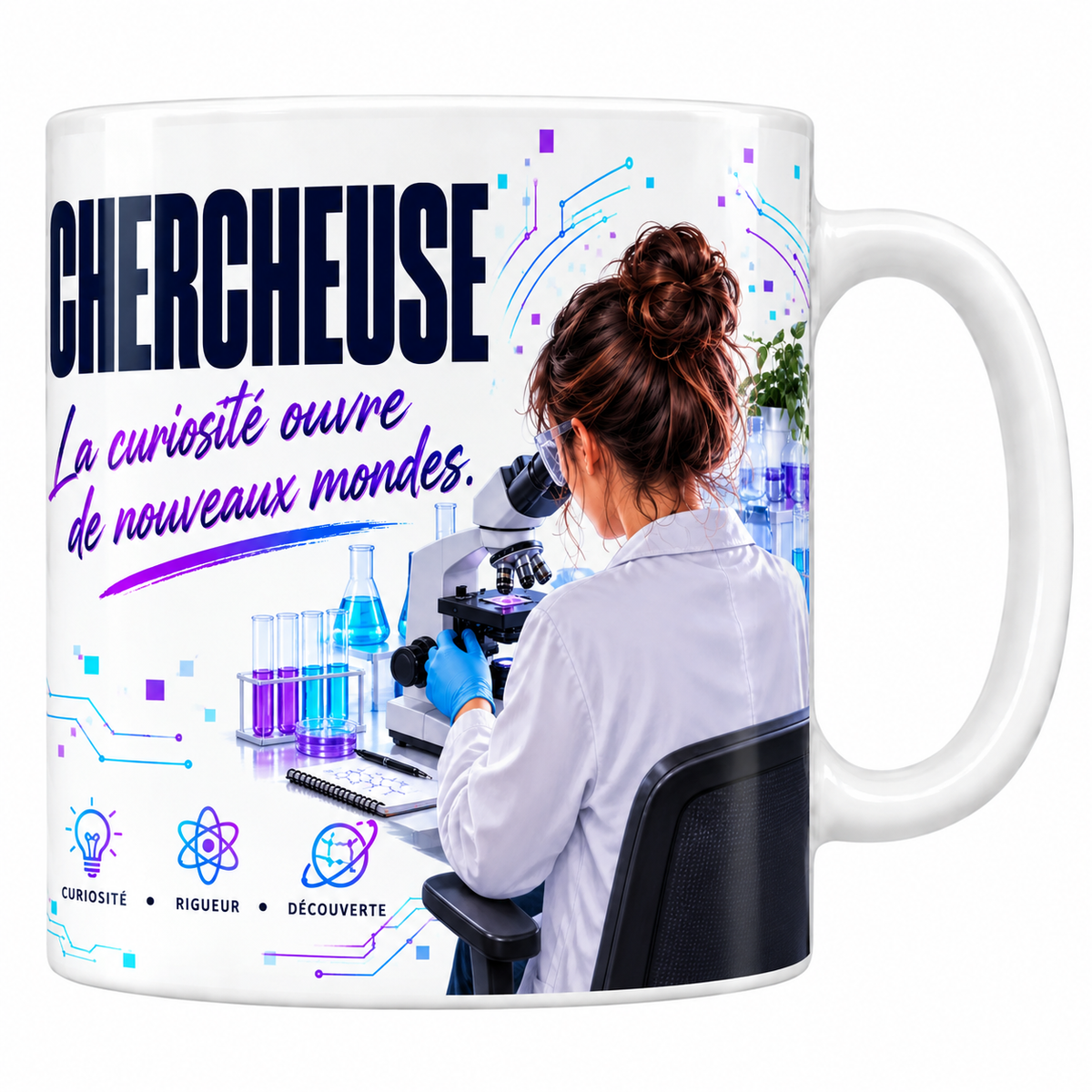 Mug chercheuse en céramique blanche 330 ml, décor de circuits imprimés bleu et violet, le mot CHERCHEUSE en grand et la phrase manuscrite La Curiosité Ouvre de Nouveaux Mondes, une chercheuse en blouse blanche assise de dos au microscope, trois valeurs curiosité, rigueur, découverte