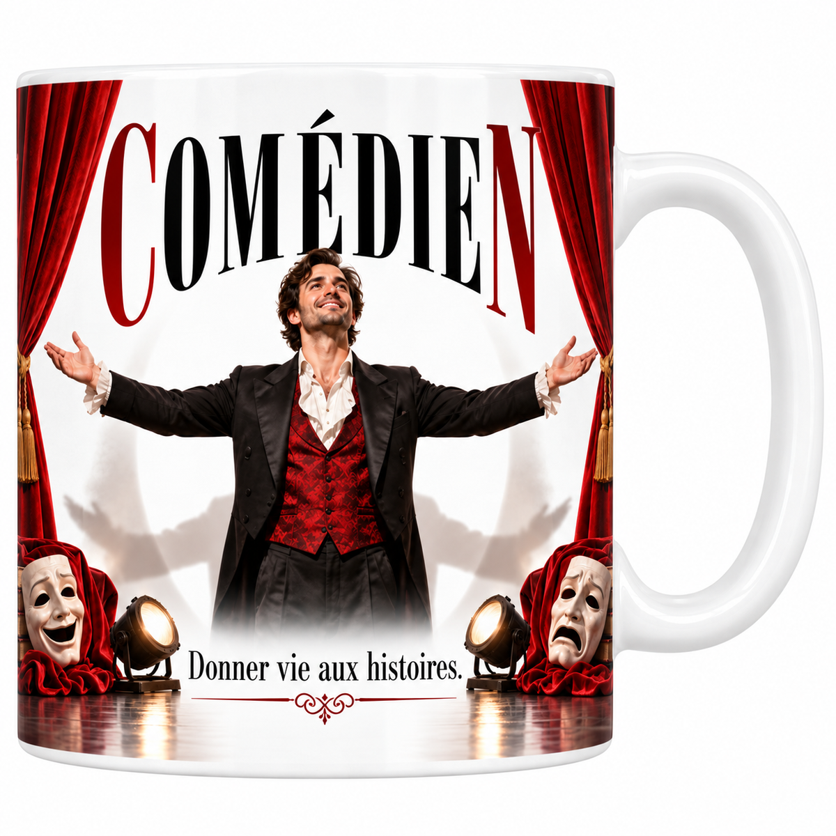 Mug comédien en céramique blanche 330 ml, le mot COMÉDIEN en grandes capitales noires à C et N rouges, la devise Donner vie aux histoires en dessous, un comédien en costume noir et gilet rouge bras ouverts, des rideaux de velours rouge et deux masques de théâtre