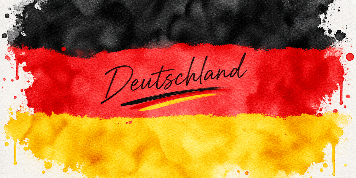 Design du mug Drapeau Allemagne : bandes noir rouge or en aquarelle, signature Deutschland au pinceau