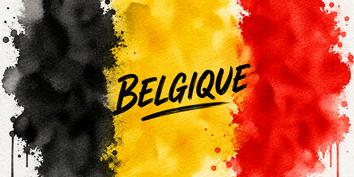 Design du mug drapeau Belgique : trois bandes aquarelle noir jaune rouge, mot Belgique souligné au pinceau