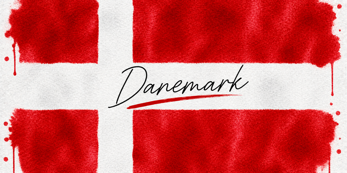 Design du mug Drapeau Danemark : Dannebrog rouge à croix blanche en aquarelle texturée, signature au pinceau