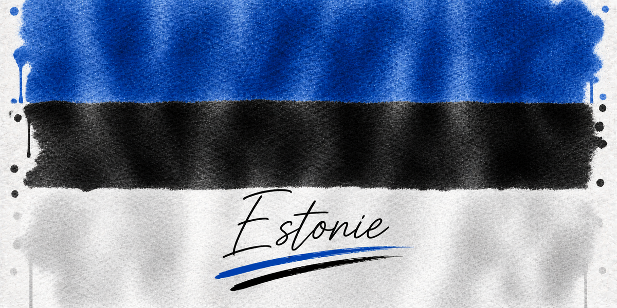 Design du mug Drapeau Estonie : trois bandes bleu noir blanc en aquarelle texturée, signature au pinceau