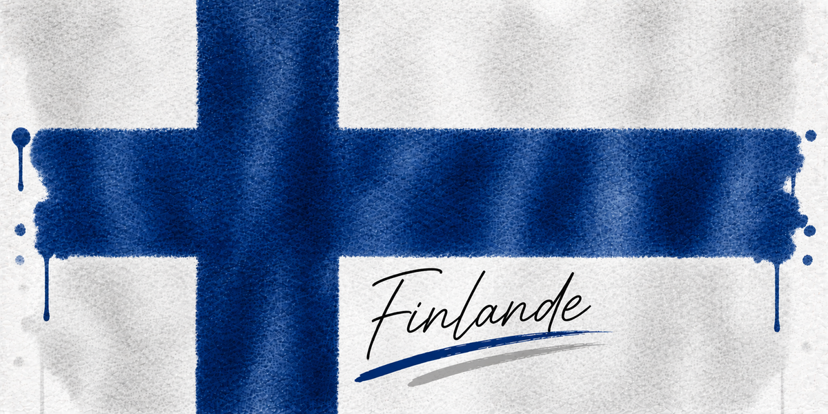 Design du mug Drapeau Finlande : croix scandinave bleu profond sur fond blanc texturé, signature au pinceau