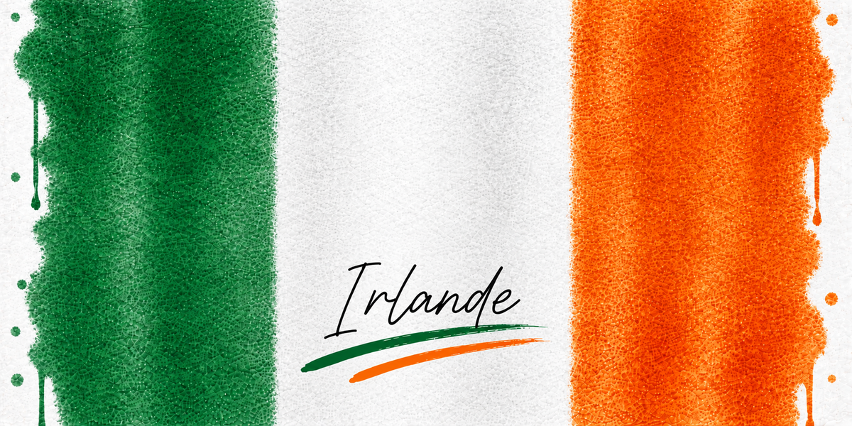 Design du mug Drapeau Irlande : tricolore vertical vert blanc orange en aquarelle, signature au pinceau
