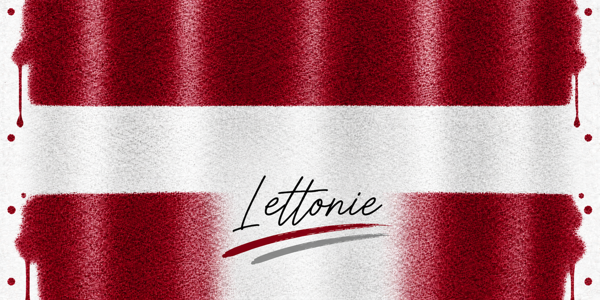 Design du mug Drapeau Lettonie : carmin profond à bande blanche en aquarelle texturée, signature au pinceau