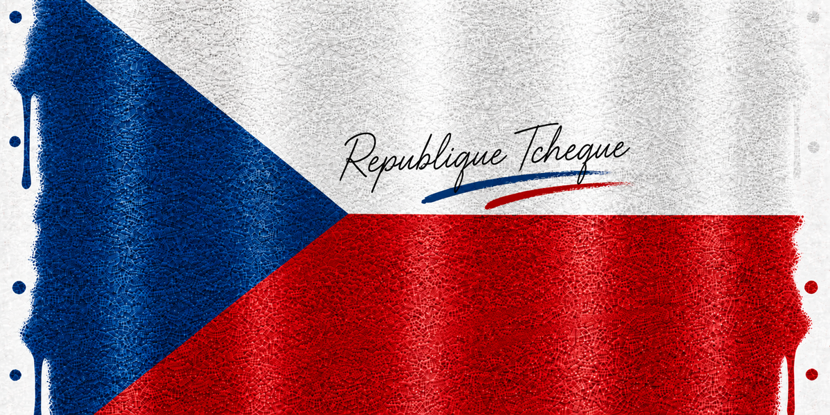 Design du mug Drapeau République Tchèque : triangle bleu, bandes blanc et rouge en aquarelle, signature calligraphiée
