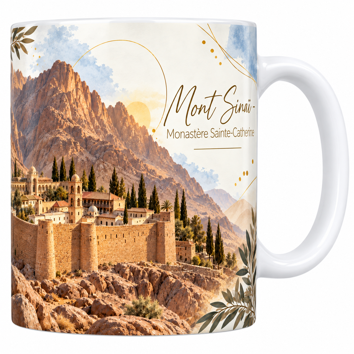 Mug céramique blanche 330 ml illustré du monastère Sainte-Catherine du Sinaï à l'aquarelle, ses murailles de pierre ocre et son clocher au pied de la montagne, les cyprès et les rochers, les pitons du Sinaï au fond, des feuillages d'olivier et le titre Mont Sinaï - Monastère Sainte-Catherine en lettres dorées