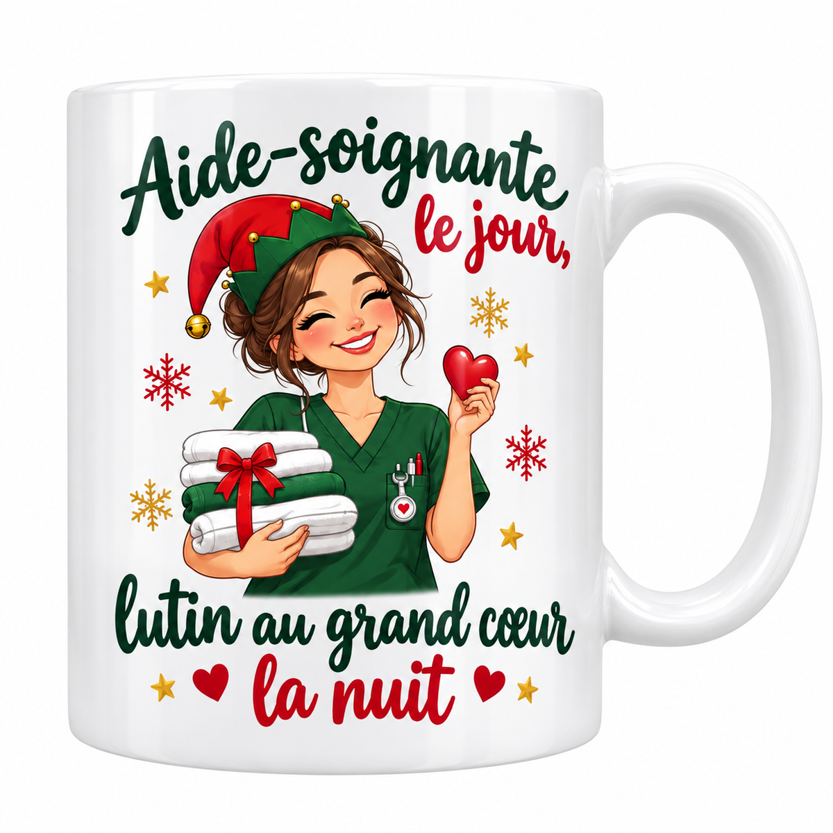 Mug blanc céramique de Noël « Aide-soignante le jour, lutin au grand cœur la nuit » : une aide-soignante en tenue verte et bonnet de lutin serre une pile de serviettes nouée d'un ruban rouge et tend un petit cœur