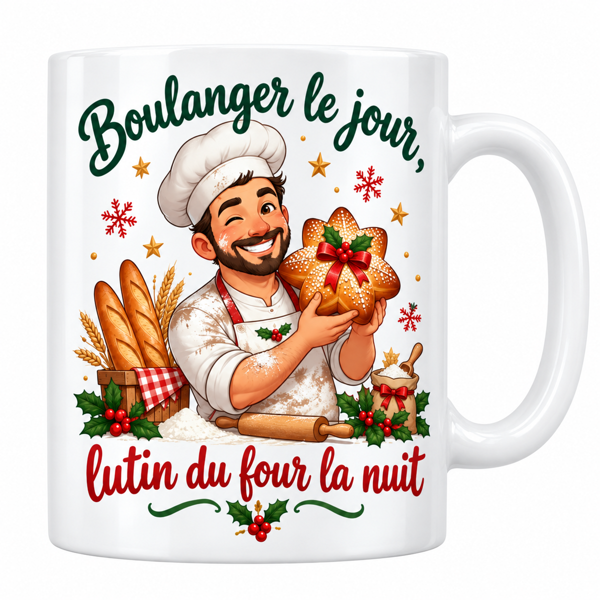 Mug blanc céramique de Noël « Boulanger le jour, lutin du four la nuit » : un boulanger enfariné fait un clin d'œil en tenant une brioche en étoile nouée d'un ruban, entouré de baguettes, d'épis de blé et de branches de houx