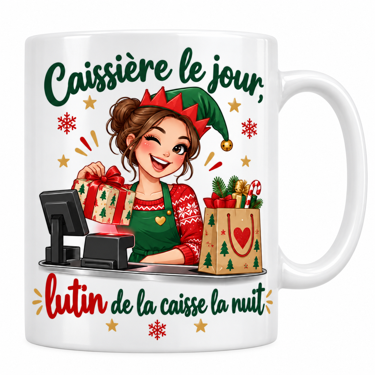 Mug blanc céramique de Noël « Caissière le jour, lutin de la caisse la nuit » : une caissière en bonnet de lutin rit derrière sa caisse en scannant un paquet cadeau, à côté d'un sac kraft rempli de surprises