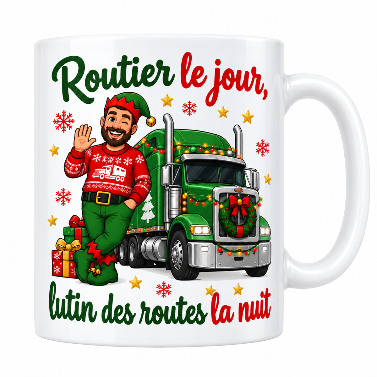 Mug blanc céramique de Noël « Routier le jour, lutin des routes la nuit » : un routier en pull de Noël et bonnet de lutin fait signe de la main devant son camion vert décoré d'une couronne et de guirlandes lumineuses