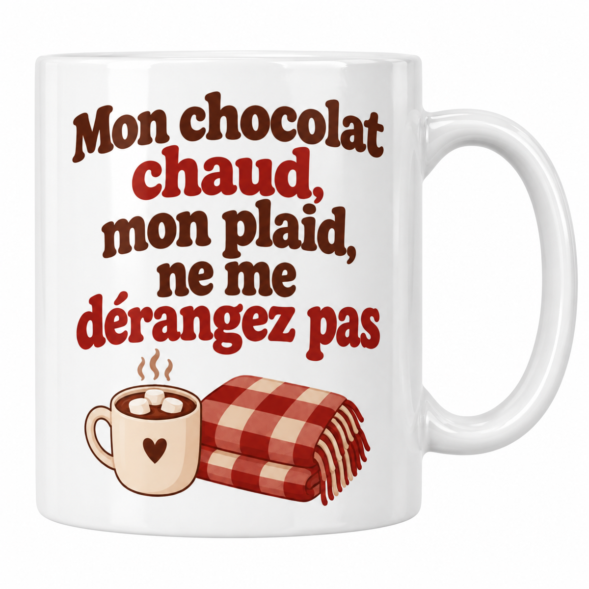 Mug blanc céramique de Noël Chocolat Chaud & Plaid : le slogan s'affiche en lettres rondes chocolat et rouge, au-dessus d'une tasse de chocolat fumant garnie de guimauves et d'un plaid à carreaux rouges plié