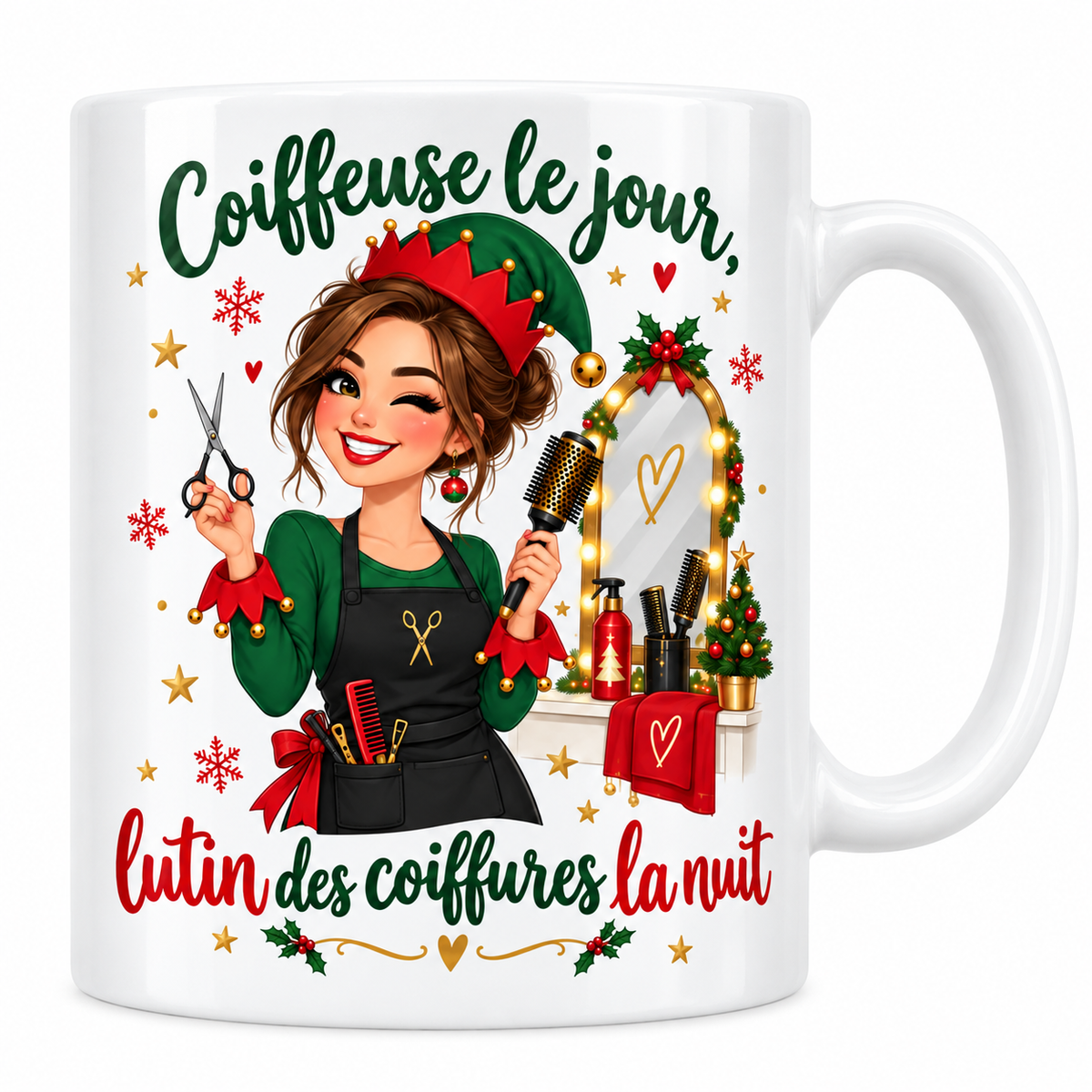 Mug blanc céramique de Noël « Coiffeuse le jour, lutin des coiffures la nuit » : une coiffeuse en bonnet de lutin fait un clin d'œil, ciseaux et brosse à la main, devant son miroir illuminé de guirlandes