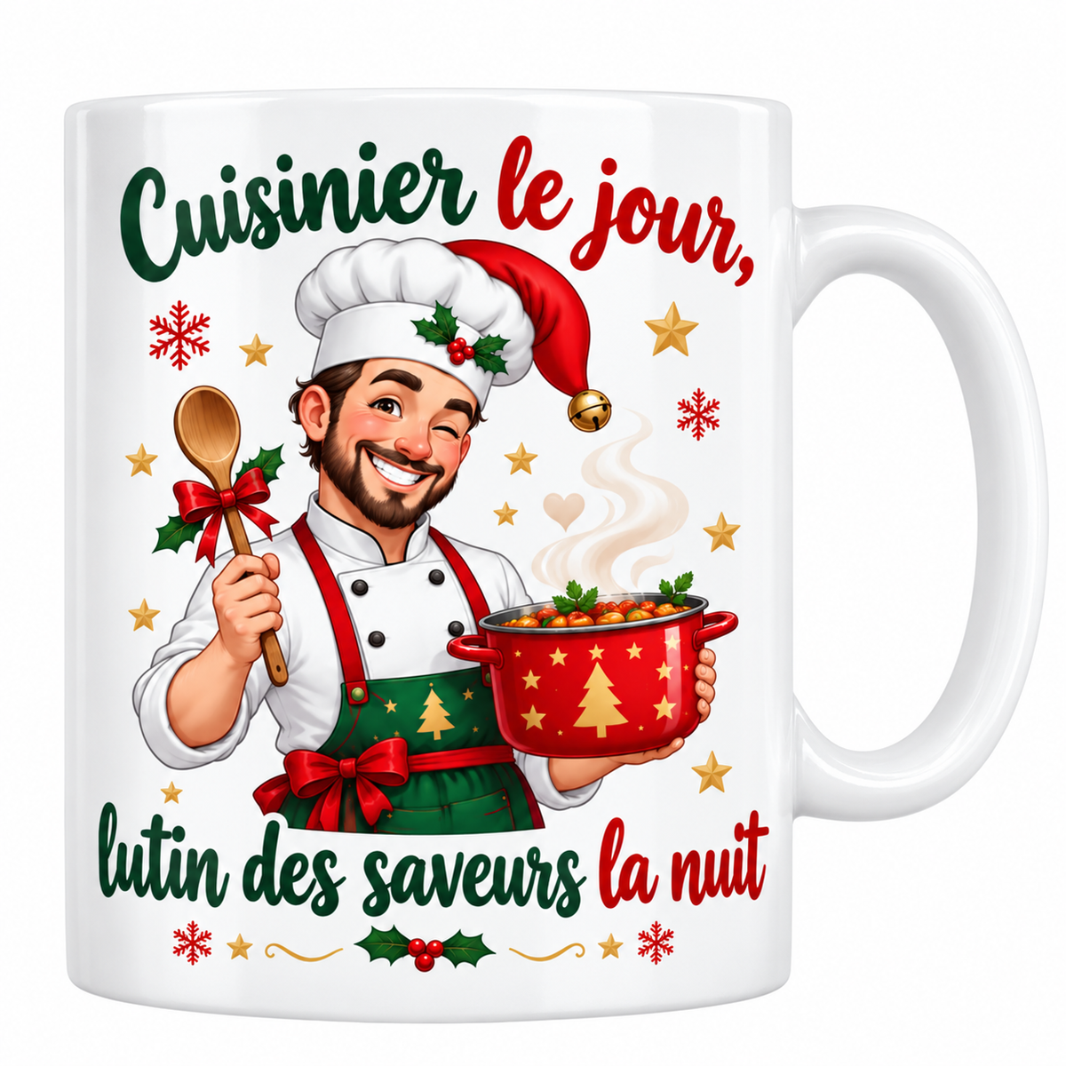 Mug blanc céramique de Noël « Cuisinier le jour, lutin des saveurs la nuit » : un cuisinier en toque et bonnet de Père Noël fait un clin d'œil, une cuillère en bois dans une main et une cocotte fumante décorée de sapins dans l'autre
