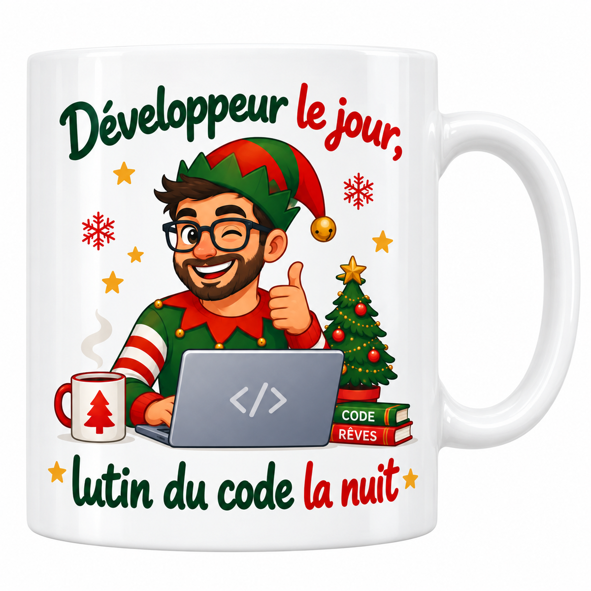 Mug blanc céramique de Noël « Développeur le jour, lutin du code la nuit » : un développeur en bonnet de lutin lève le pouce derrière son ordinateur, avec un mug fumant, un petit sapin et deux livres « Code » et « Rêves »