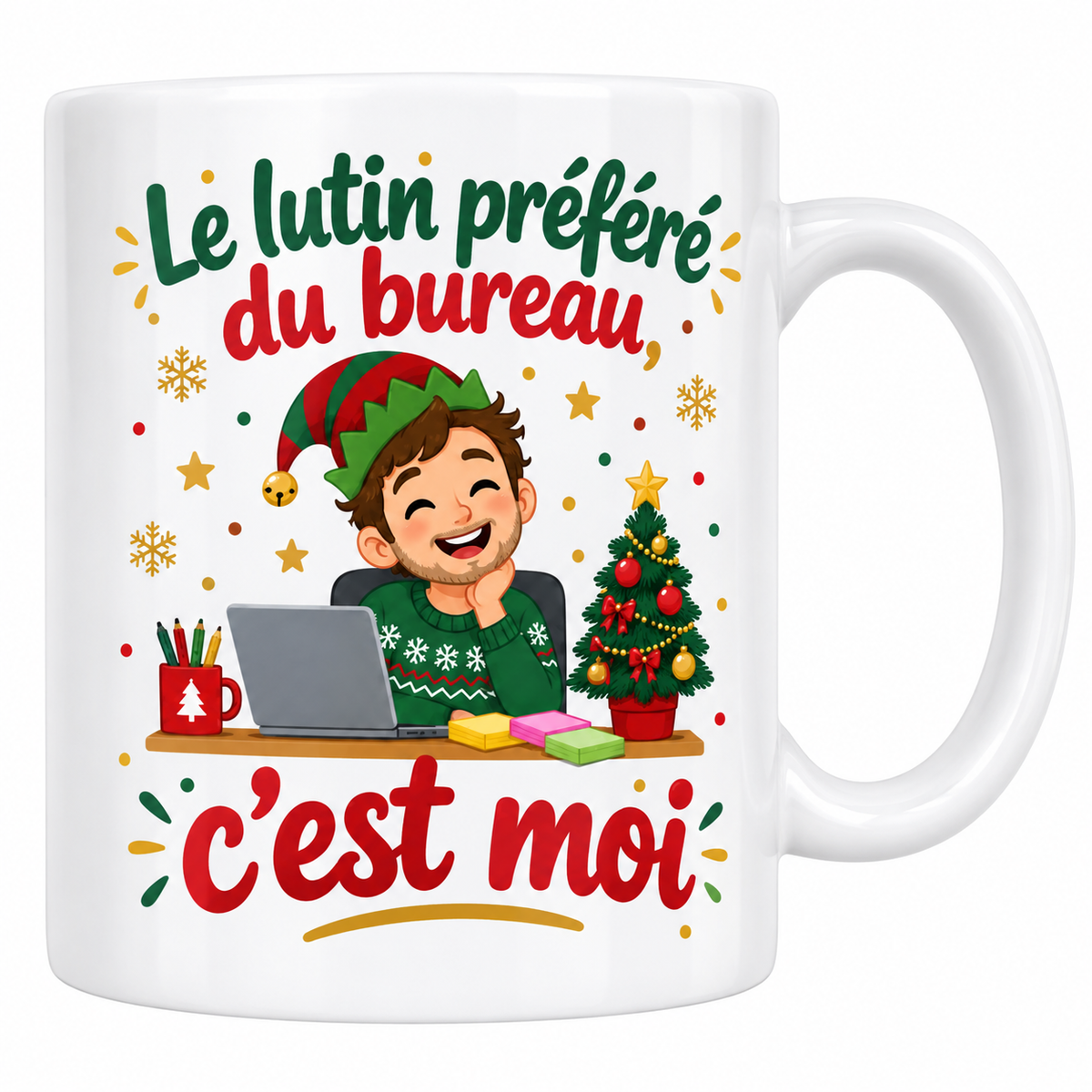 Mug blanc céramique de Noël « Le lutin préféré du bureau, c'est moi » : un collègue hilare en bonnet de lutin et pull de Noël, accoudé à son bureau entre son ordinateur, ses post-it et un petit sapin décoré