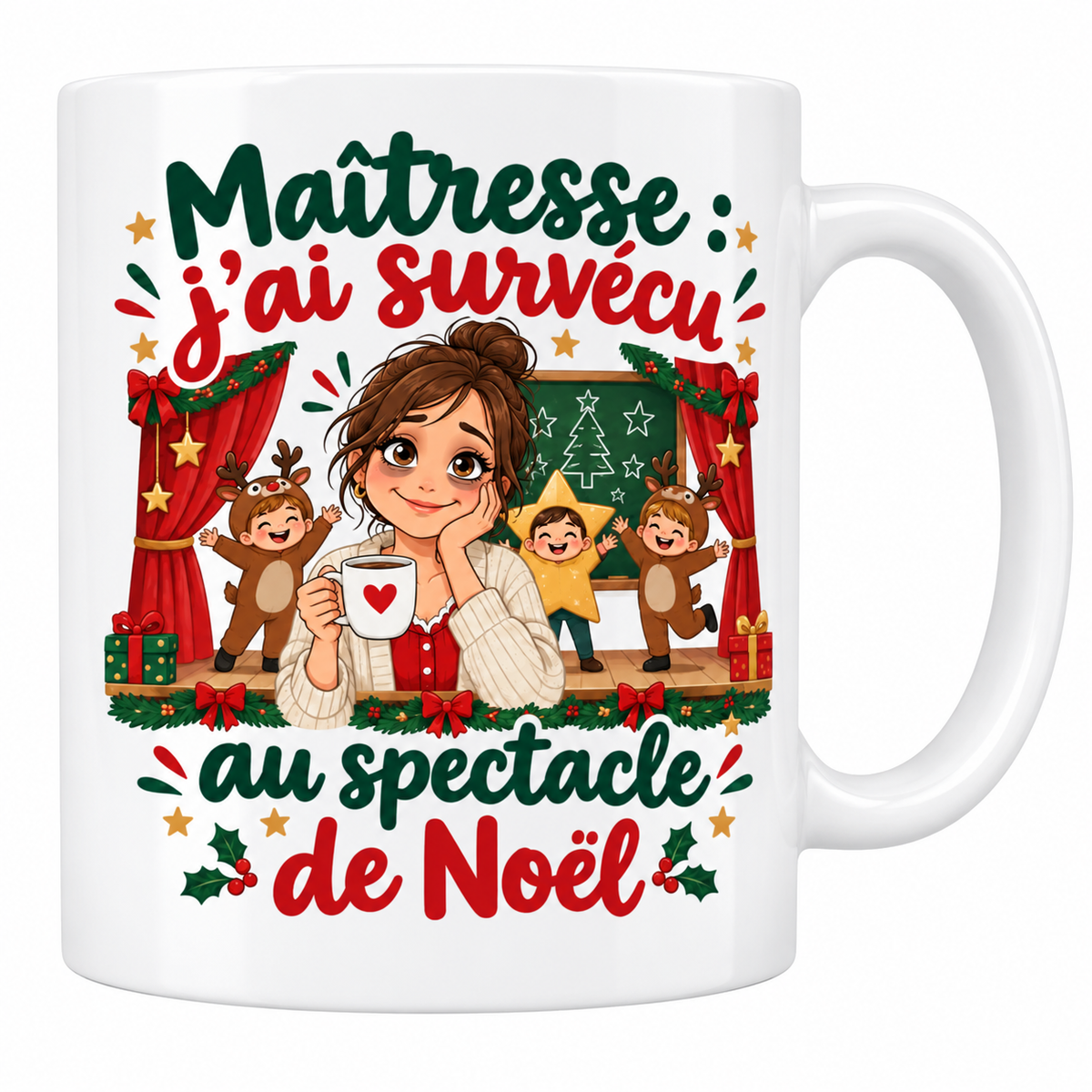 Mug blanc céramique de Noël « Maîtresse : j'ai survécu au spectacle de Noël » : une maîtresse épuisée mais souriante, sa tasse à la main, devant une scène de théâtre aux rideaux rouges où dansent ses élèves déguisés en rennes et en étoile