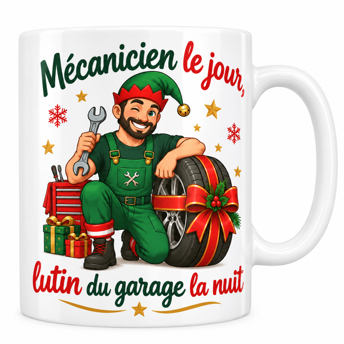 Mug blanc céramique de Noël « Mécanicien le jour, lutin du garage la nuit » : un mécanicien en salopette verte et bonnet de lutin, clé à la main, s'appuie sur un pneu noué d'un gros ruban rouge