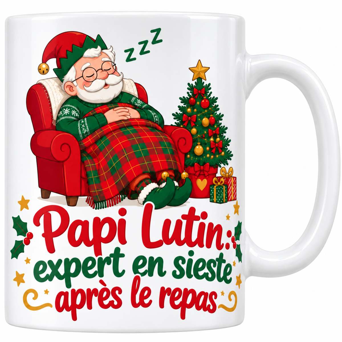 Mug blanc céramique de Noël Papi Lutin : un papi en bonnet de lutin dort dans son fauteuil rouge sous un plaid écossais, à côté du sapin et des cadeaux, avec trois « z » qui flottent au-dessus de lui