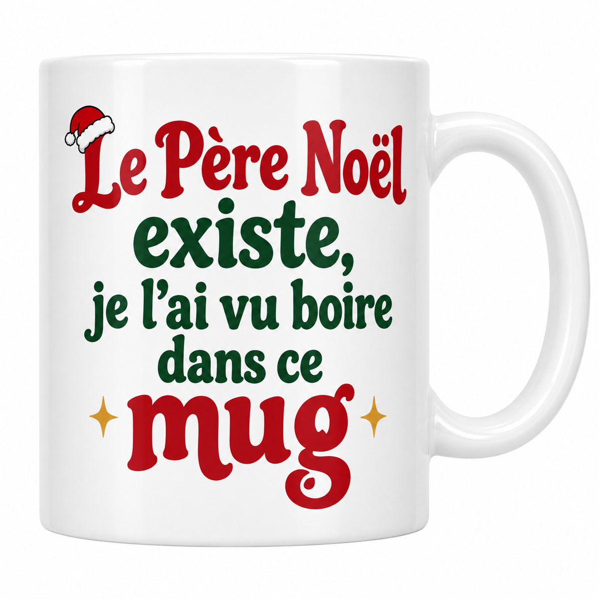 Mug blanc céramique de Noël Le Père Noël Existe : le slogan s'affiche en lettres rouges et vert sapin, coiffé d'un petit bonnet de Père Noël, avec deux étoiles dorées