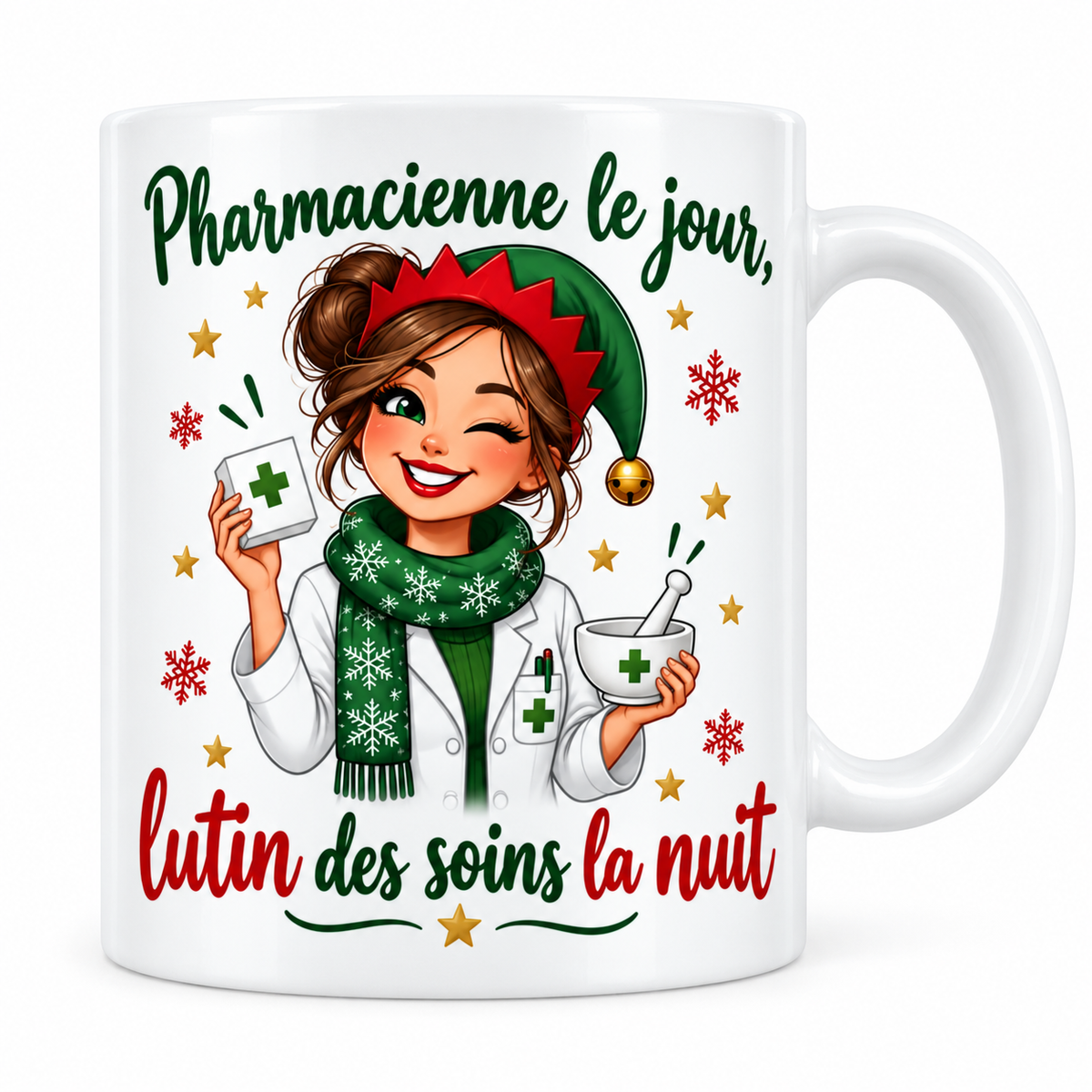 Mug blanc céramique de Noël « Pharmacienne le jour, lutin des soins la nuit » : une pharmacienne en blouse blanche, écharpe verte et bonnet de lutin fait un clin d'œil, une boîte de médicaments dans une main et un mortier dans l'autre