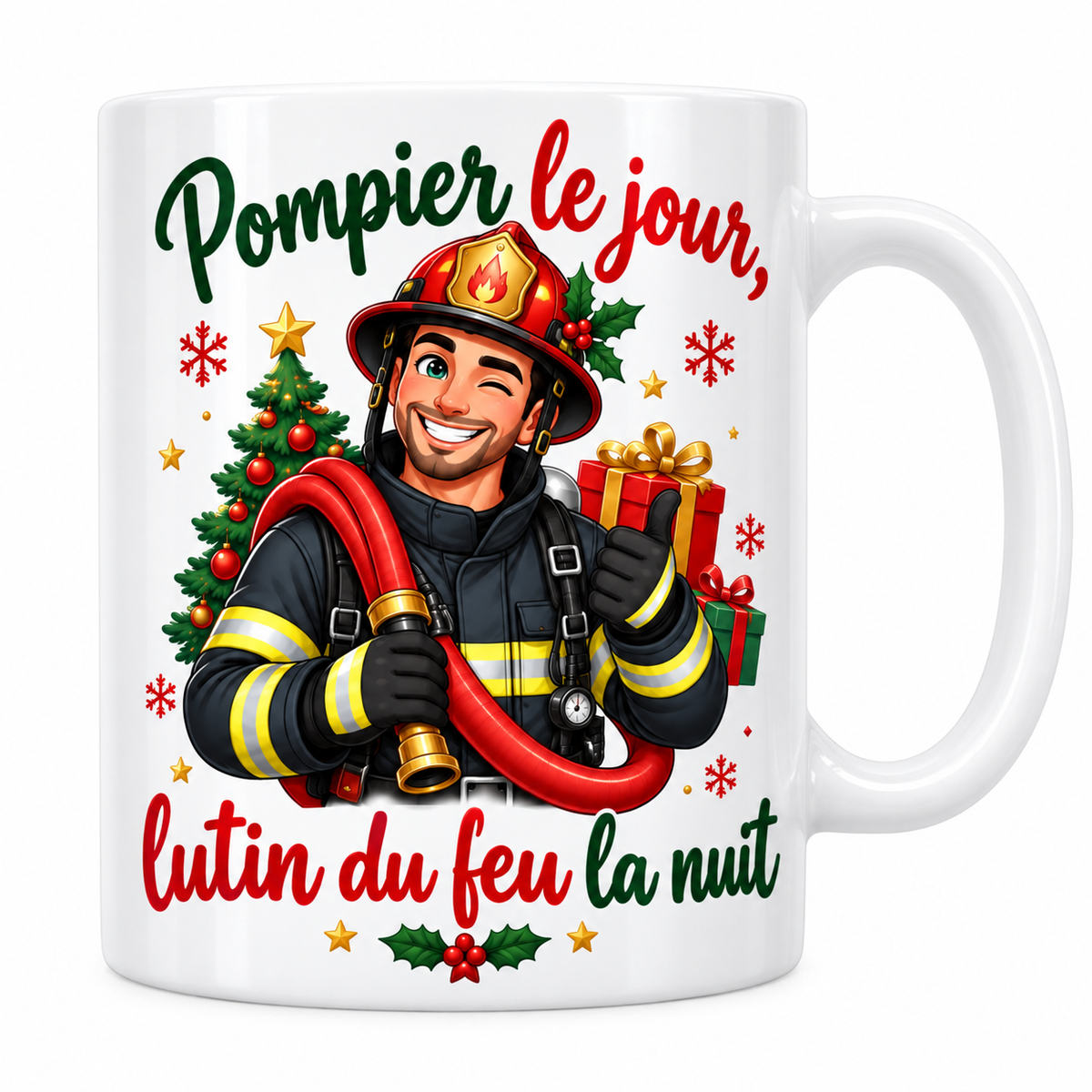 Mug blanc céramique de Noël « Pompier le jour, lutin du feu la nuit » : un pompier en tenue de feu et casque décoré de houx fait un clin d'œil, sa lance enroulée sur l'épaule, devant un sapin et une pile de cadeaux