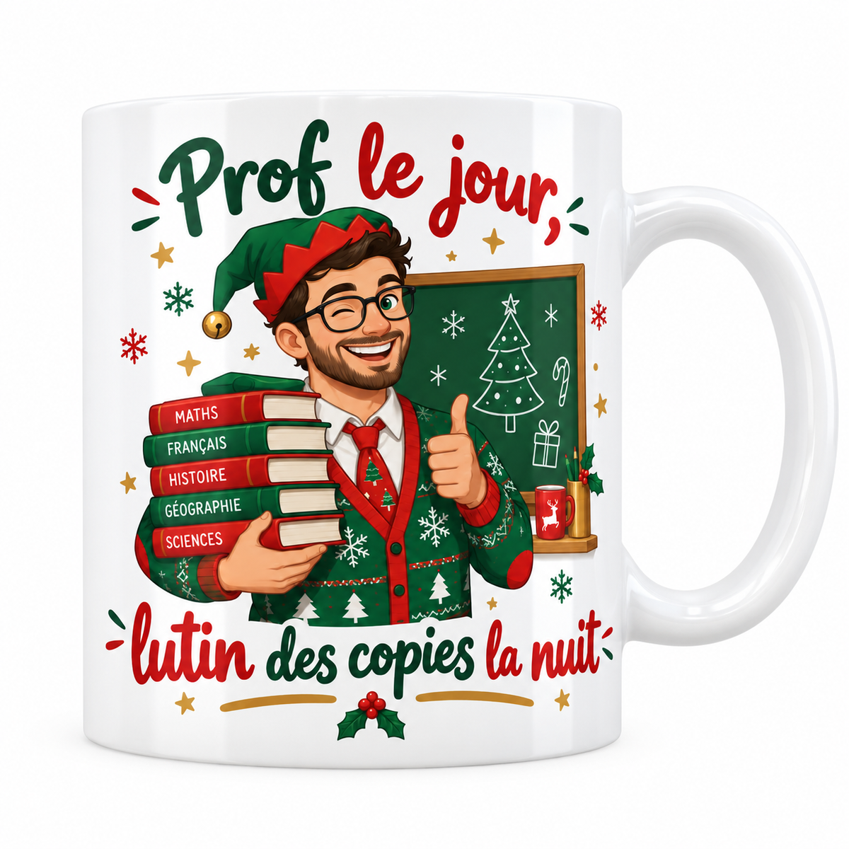 Mug blanc céramique de Noël « Prof le jour, lutin des copies la nuit » : un professeur en bonnet de lutin et pull de Noël lève le pouce, les bras chargés de livres de maths, français, histoire, géographie et sciences, devant un tableau décoré