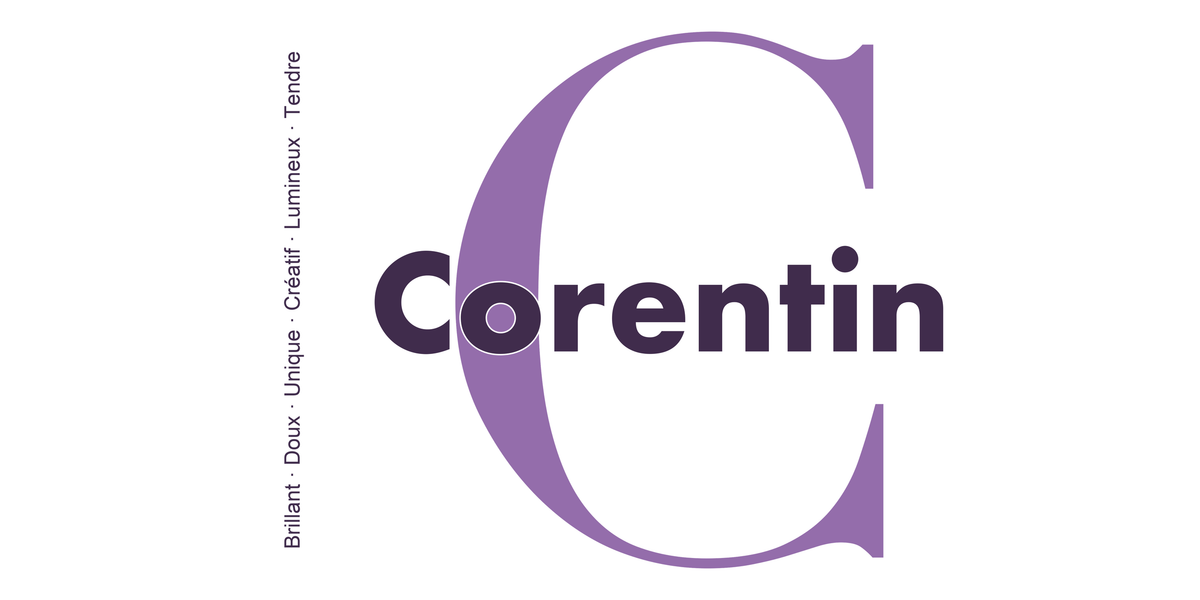 Visuel à plat du mug prénom Corentin : initiale C pleine hauteur, prénom Corentin centré et ligne verticale « Brillant · Doux · Unique · Créatif · Lumineux · Tendre »