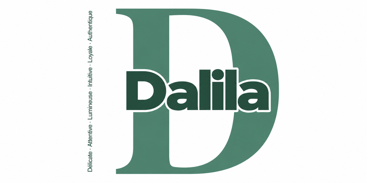 Visuel à plat du mug prénom Dalila : initiale D pleine hauteur, prénom Dalila centré et ligne verticale « Délicate · Attentive · Lumineuse · Intuitive · Loyale · Authentique »