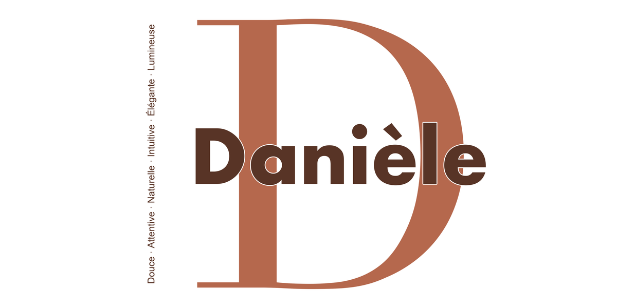 Visuel à plat du mug prénom Danièle : initiale D pleine hauteur, prénom Danièle centré et ligne verticale « Douce · Attentive · Naturelle · Intuitive · Élégante · Lumineuse »