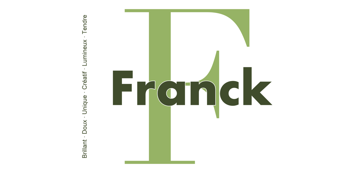 Visuel à plat du mug prénom Franck : initiale F pleine hauteur, prénom Franck centré et ligne verticale « Brillant · Doux · Unique · Créatif · Lumineux · Tendre »