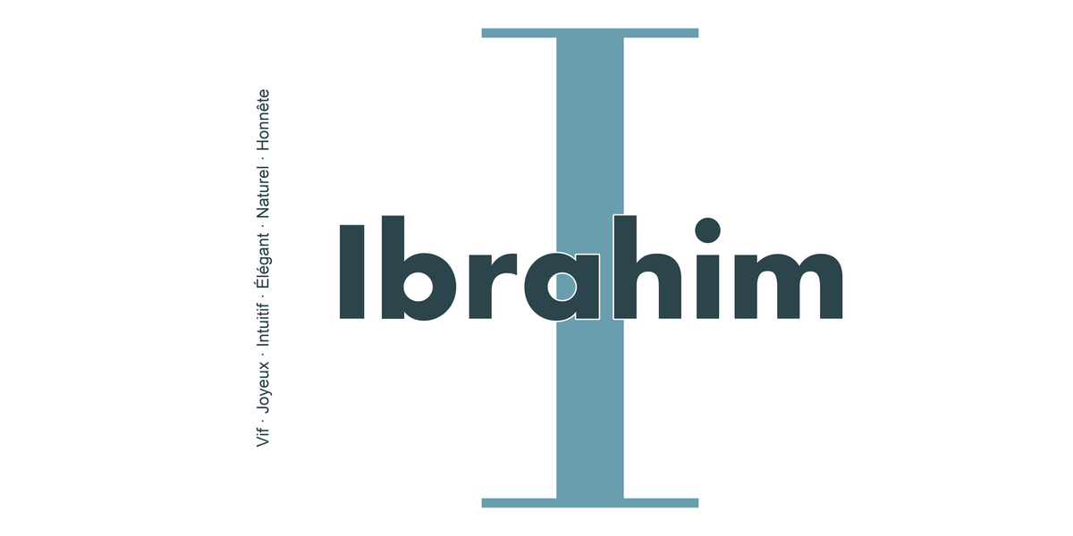 Visuel à plat du mug prénom Ibrahim : initiale I pleine hauteur, prénom Ibrahim centré et ligne verticale « Vif · Joyeux · Intuitif · Élégant · Naturel · Honnête »