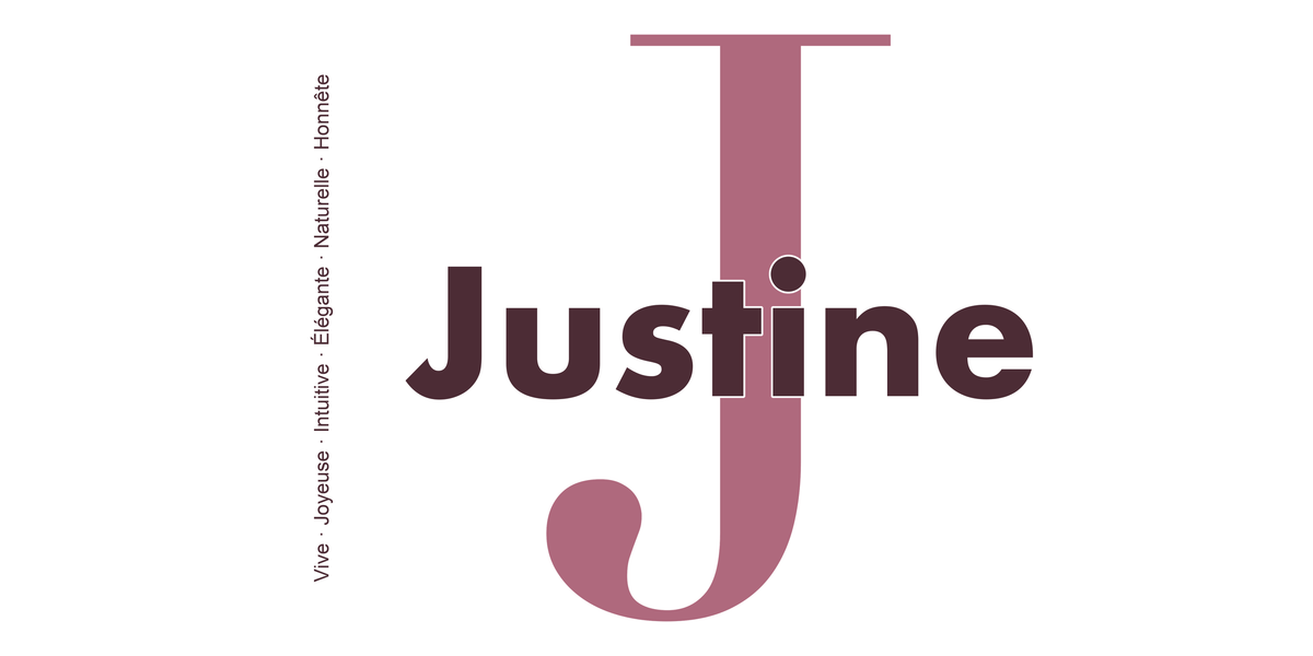 Visuel à plat du mug prénom Justine : initiale J pleine hauteur, prénom Justine centré et ligne verticale « Vive · Joyeuse · Intuitive · Élégante · Naturelle · Honnête »