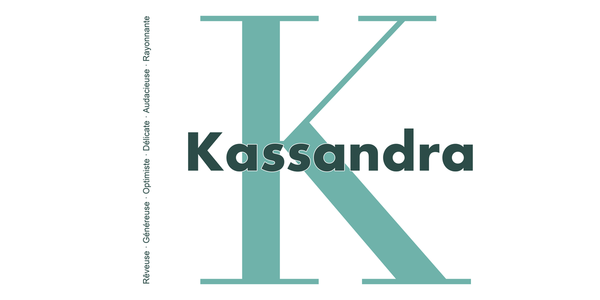 Visuel à plat du mug prénom Kassandra : initiale K pleine hauteur, prénom Kassandra centré et ligne verticale « Rêveuse · Généreuse · Optimiste · Délicate · Audacieuse · Rayonnante »