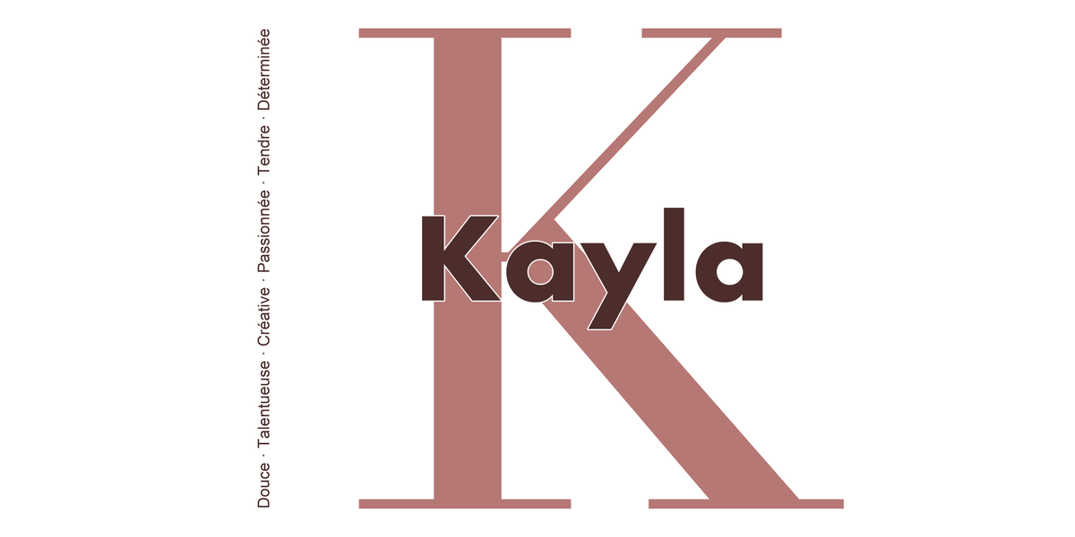 Visuel à plat du mug prénom Kayla : initiale K pleine hauteur, prénom Kayla centré et ligne verticale « Douce · Talentueuse · Créative · Passionnée · Tendre · Déterminée »