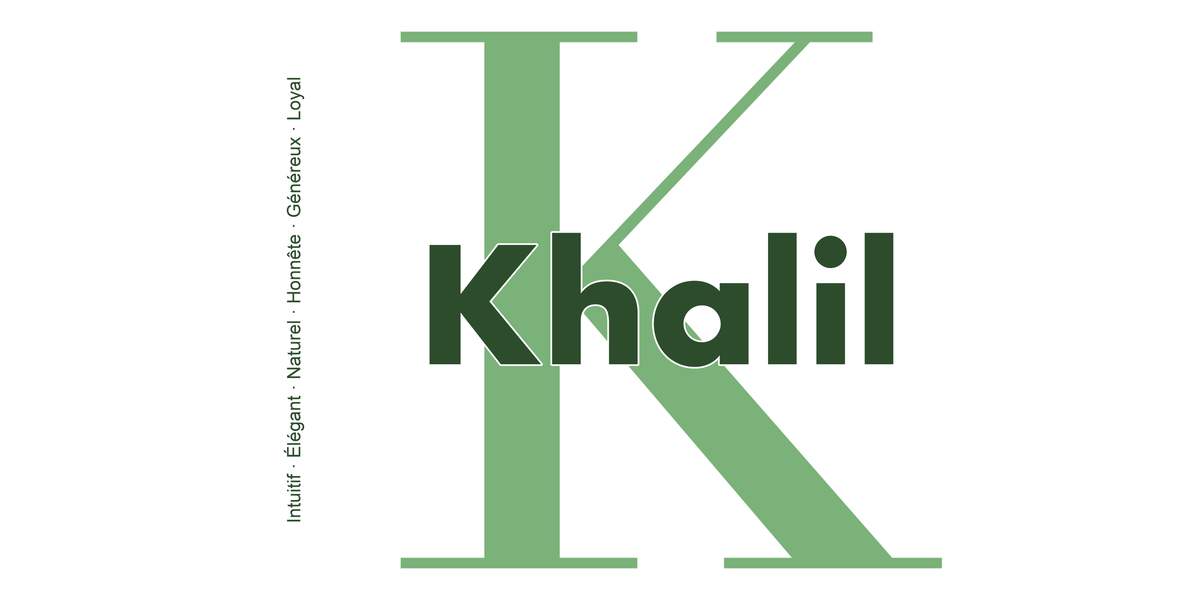 Visuel à plat du mug prénom Khalil : initiale K pleine hauteur, prénom Khalil centré et ligne verticale « Intuitif · Élégant · Naturel · Honnête · Généreux · Loyal »