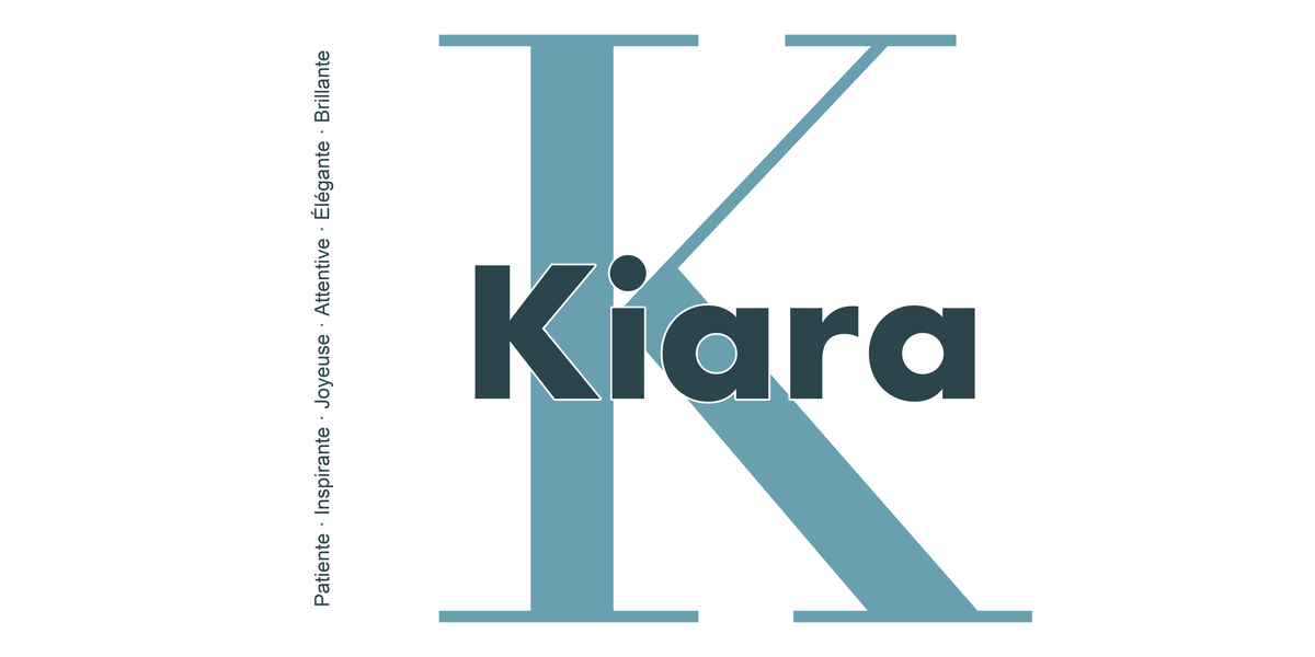 Visuel à plat du mug prénom Kiara : initiale K pleine hauteur, prénom Kiara centré et ligne verticale « Patiente · Inspirante · Joyeuse · Attentive · Élégante · Brillante »