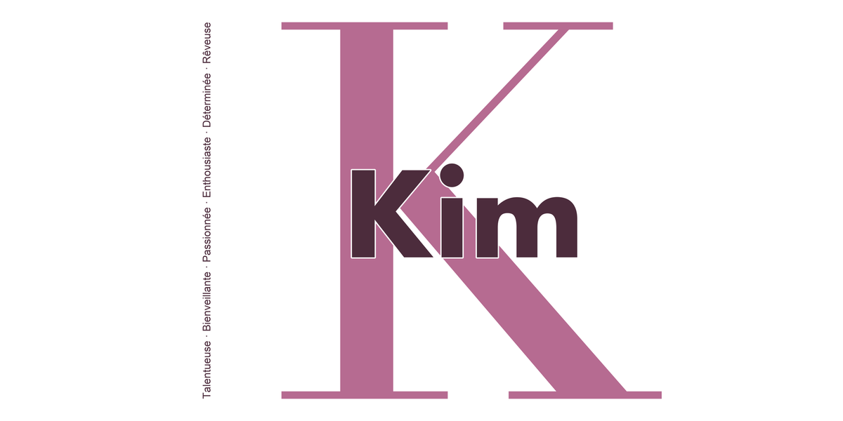 Visuel à plat du mug prénom Kim : initiale K pleine hauteur, prénom Kim centré et ligne verticale « Talentueuse · Bienveillante · Passionnée · Enthousiaste · Déterminée · Rêveuse »