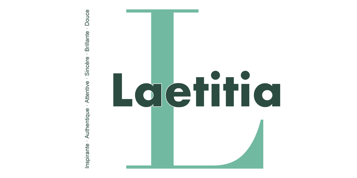Visuel à plat du mug prénom Laetitia : initiale L pleine hauteur, prénom Laetitia centré et ligne verticale « Inspirante · Authentique · Attentive · Sincère · Brillante · Douce »