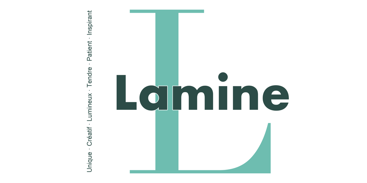 Visuel à plat du mug prénom Lamine : initiale L pleine hauteur, prénom Lamine centré et ligne verticale « Unique · Créatif · Lumineux · Tendre · Patient · Inspirant »