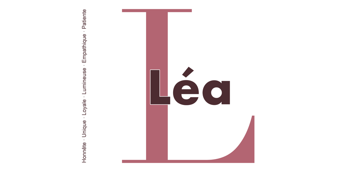 Visuel à plat du mug prénom Léa : initiale L pleine hauteur, prénom Léa centré et ligne verticale « Honnête · Unique · Loyale · Lumineuse · Empathique · Patiente »
