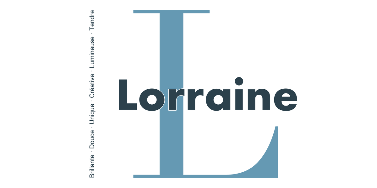 Visuel à plat du mug prénom Lorraine : initiale L pleine hauteur, prénom Lorraine centré et ligne verticale « Brillante · Douce · Unique · Créative · Lumineuse · Tendre »