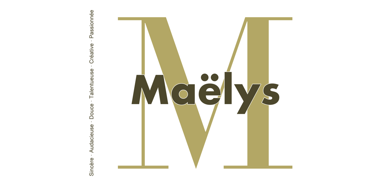 Visuel à plat du mug prénom Maëlys : initiale M pleine hauteur, prénom Maëlys centré et ligne verticale « Sincère · Audacieuse · Douce · Talentueuse · Créative · Passionnée »