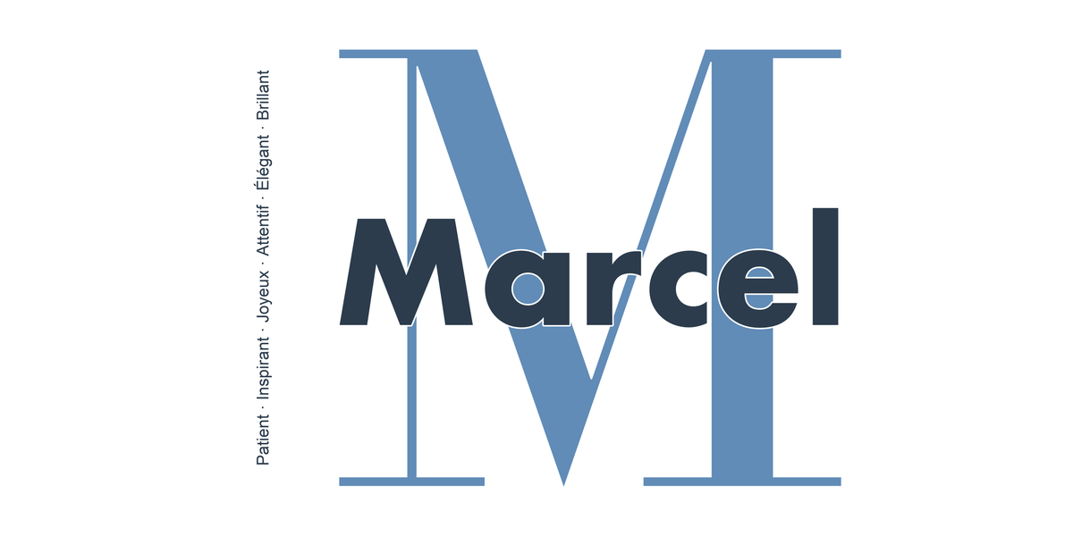 Visuel à plat du mug prénom Marcel : initiale M pleine hauteur, prénom Marcel centré et ligne verticale « Patient · Inspirant · Joyeux · Attentif · Élégant · Brillant »