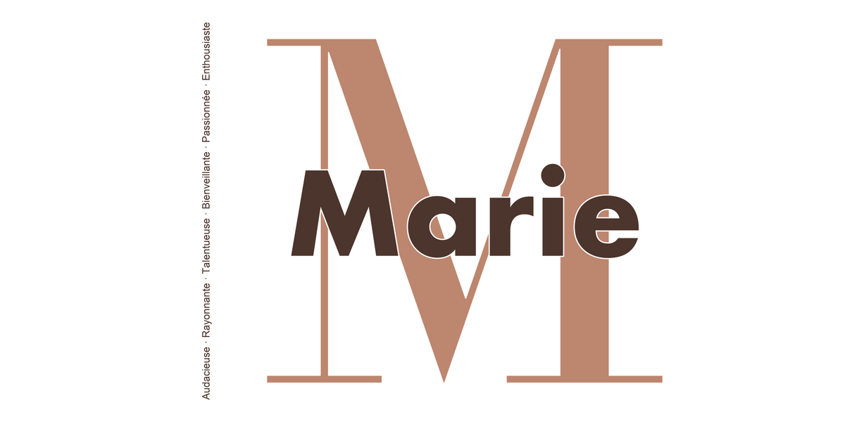 Visuel à plat du mug prénom Marie : initiale M pleine hauteur, prénom Marie centré et ligne verticale « Audacieuse · Rayonnante · Talentueuse · Bienveillante · Passionnée · Enthousiaste »