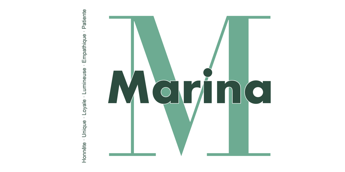 Visuel à plat du mug prénom Marina : initiale M pleine hauteur, prénom Marina centré et ligne verticale « Honnête · Unique · Loyale · Lumineuse · Empathique · Patiente »