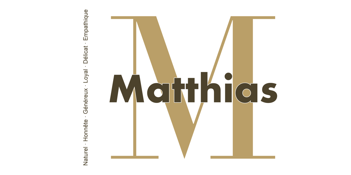 Visuel à plat du mug prénom Matthias : initiale M pleine hauteur, prénom Matthias centré et ligne verticale « Naturel · Honnête · Généreux · Loyal · Délicat · Empathique »