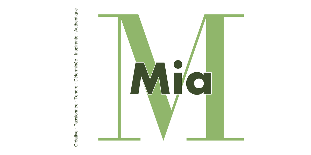 Visuel à plat du mug prénom Mia : initiale M pleine hauteur, prénom Mia centré et ligne verticale « Créative · Passionnée · Tendre · Déterminée · Inspirante · Authentique »