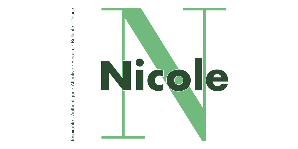 Visuel à plat du mug prénom Nicole : initiale N pleine hauteur, prénom Nicole centré et ligne verticale « Inspirante · Authentique · Attentive · Sincère · Brillante · Douce »