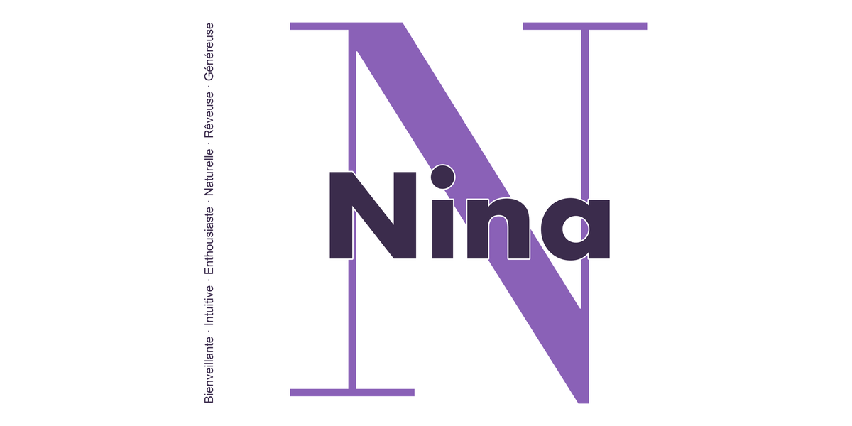Visuel à plat du mug prénom Nina : initiale N pleine hauteur, prénom Nina centré et ligne verticale « Bienveillante · Intuitive · Enthousiaste · Naturelle · Rêveuse · Généreuse »